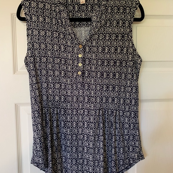 Dress Barn sleeveless blouse. Size Medium. - Picture 3 of 5